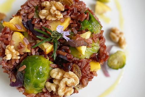 Insalata di riso rosso e noci