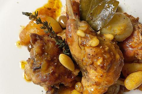 Coniglio con patate e mandorle