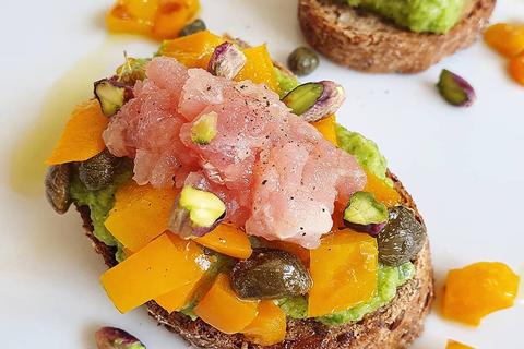 Crostini con tartare di tonno e pistacchi