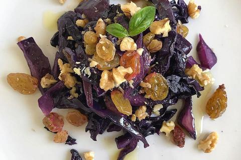 Cavolo cappuccio rosso con noci, uvetta e basilico