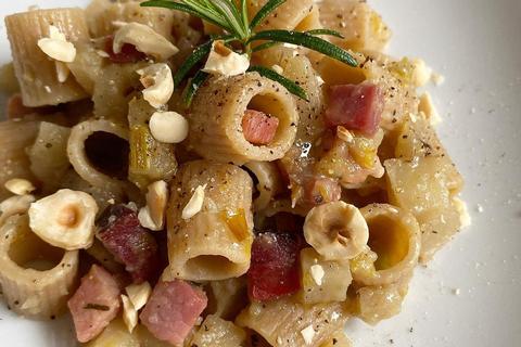 Paccheri con topinambur, speck e nocciole