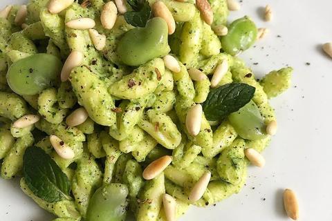 Cavatelli con rucola, noci e pinoli