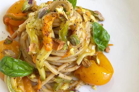 Spaghetti con fiori di zucca e pistacchi Manuzzi