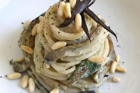 Spaghetti con melanzane, burrata e pinoli