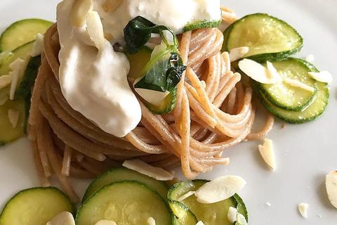 Spaghetti di farro con zucchine e mandorle Manuzzi