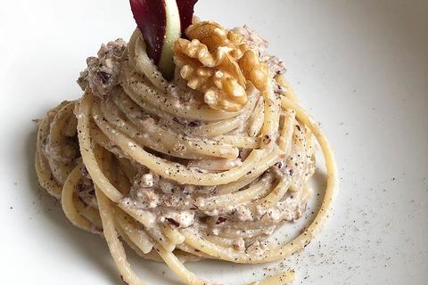 Spaghetti con pesto di radicchio e noci Manuzzi
