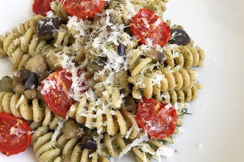 Fusilli con melanzane, pomodorini e nocciole