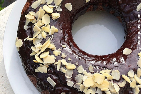 Ciambella glassata al cioccolato e mandorle
