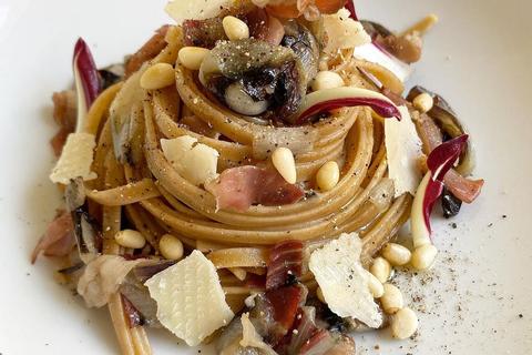 Linguine speck, radicchio e pinoli