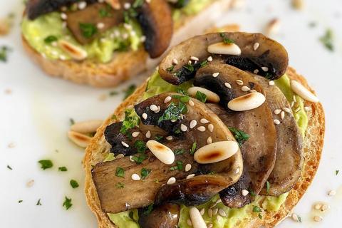 Avocado toast con funghi e pinoli